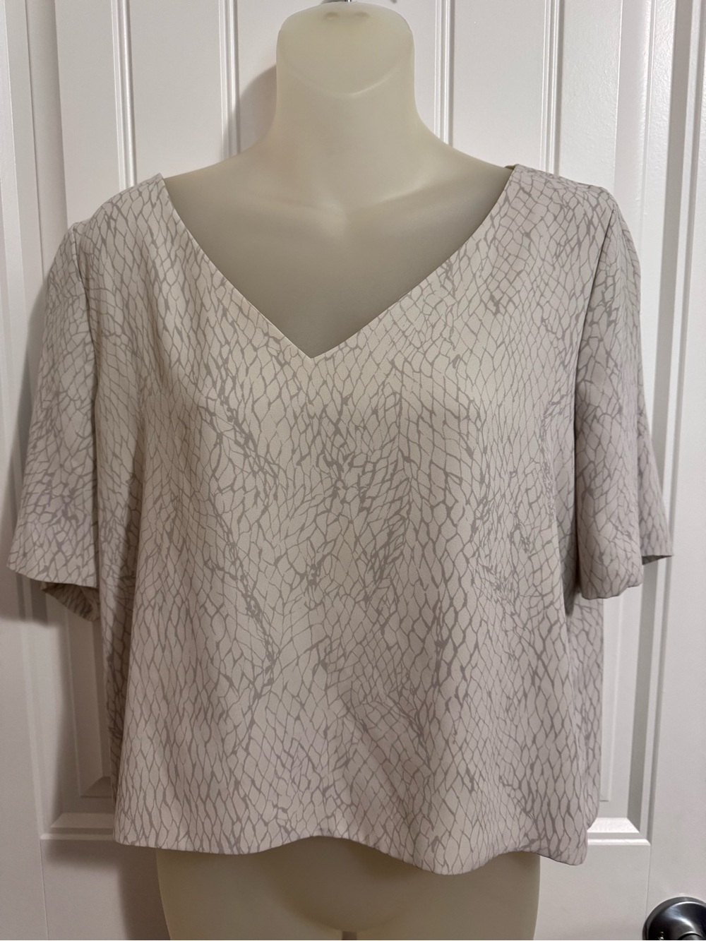 Babaton
Randy Blouse V-Neck Short Sleeve Women's Top in Light Beige Pattern